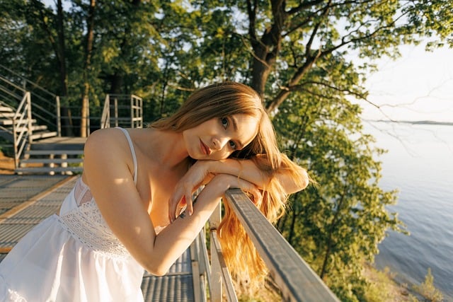 žena a zábradlí