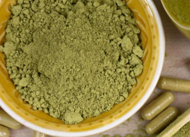 kratom v misce