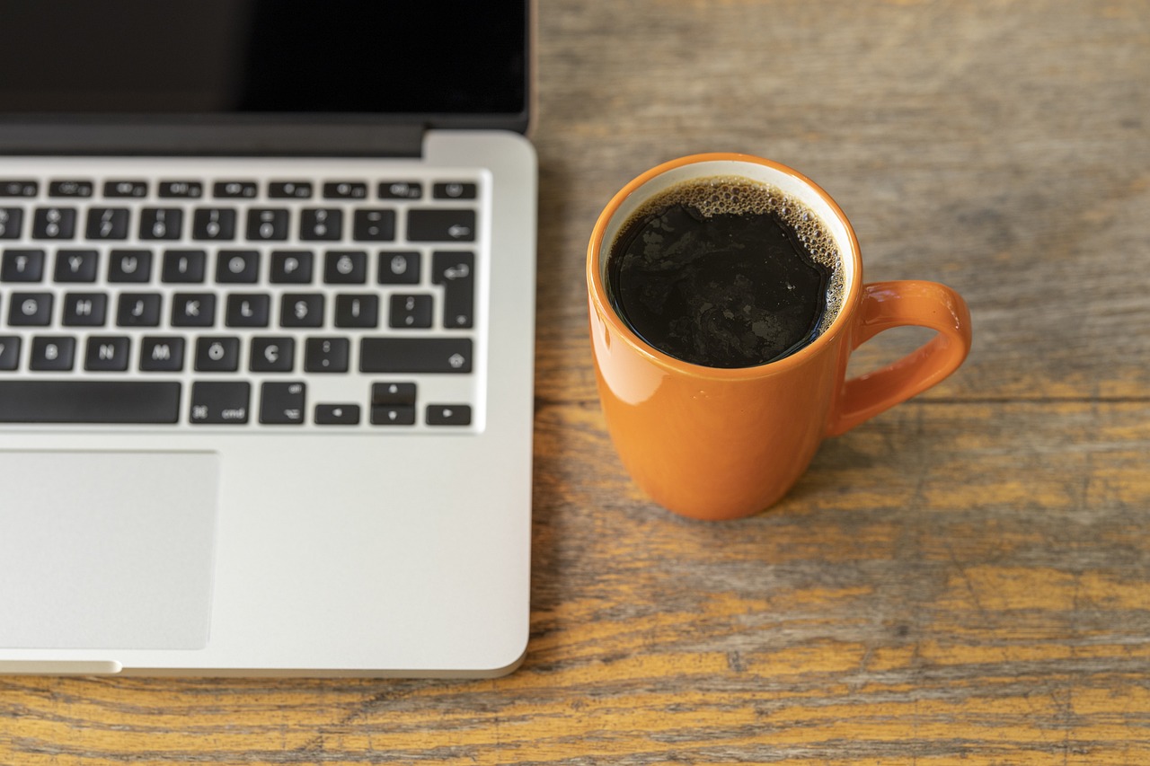 K práci se dávám kávičku. 